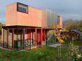 Das Architekturbüro Allcolours Architecture Urbanism hat in Wien ein 35 Quadratmeter großes Sommerhaus entworfen, das auf einer 200 Quadratmeter großen Kleingarten-Parzelle mit Pool steht.