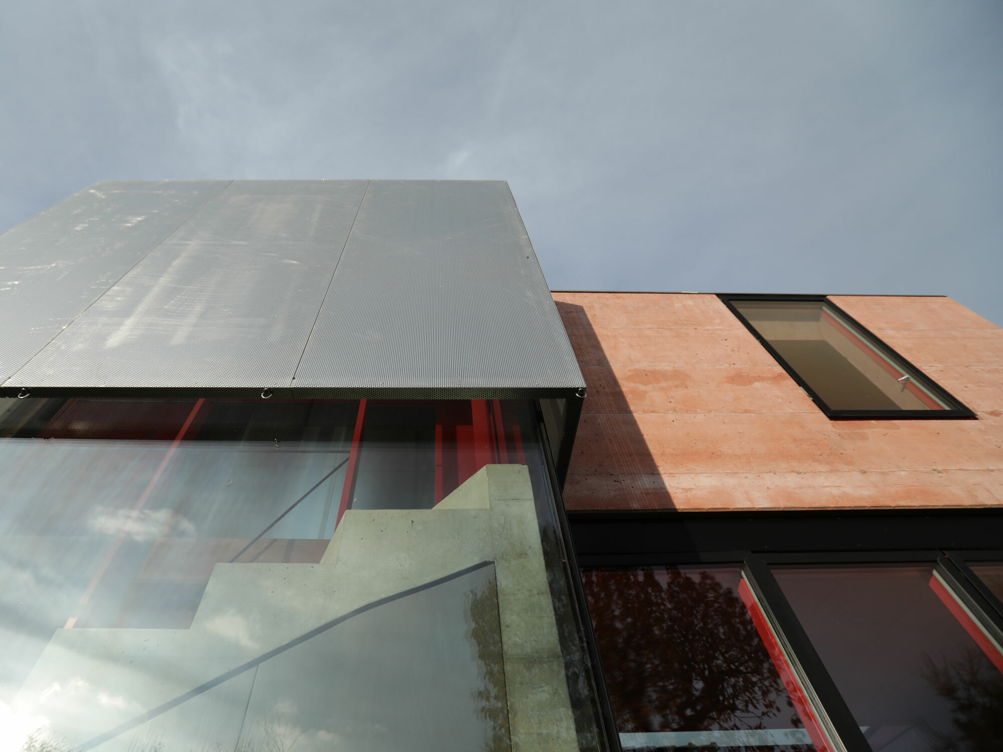 Im Fokos des Entwurfs: rot gefärbter Dämmbeton und Glas.