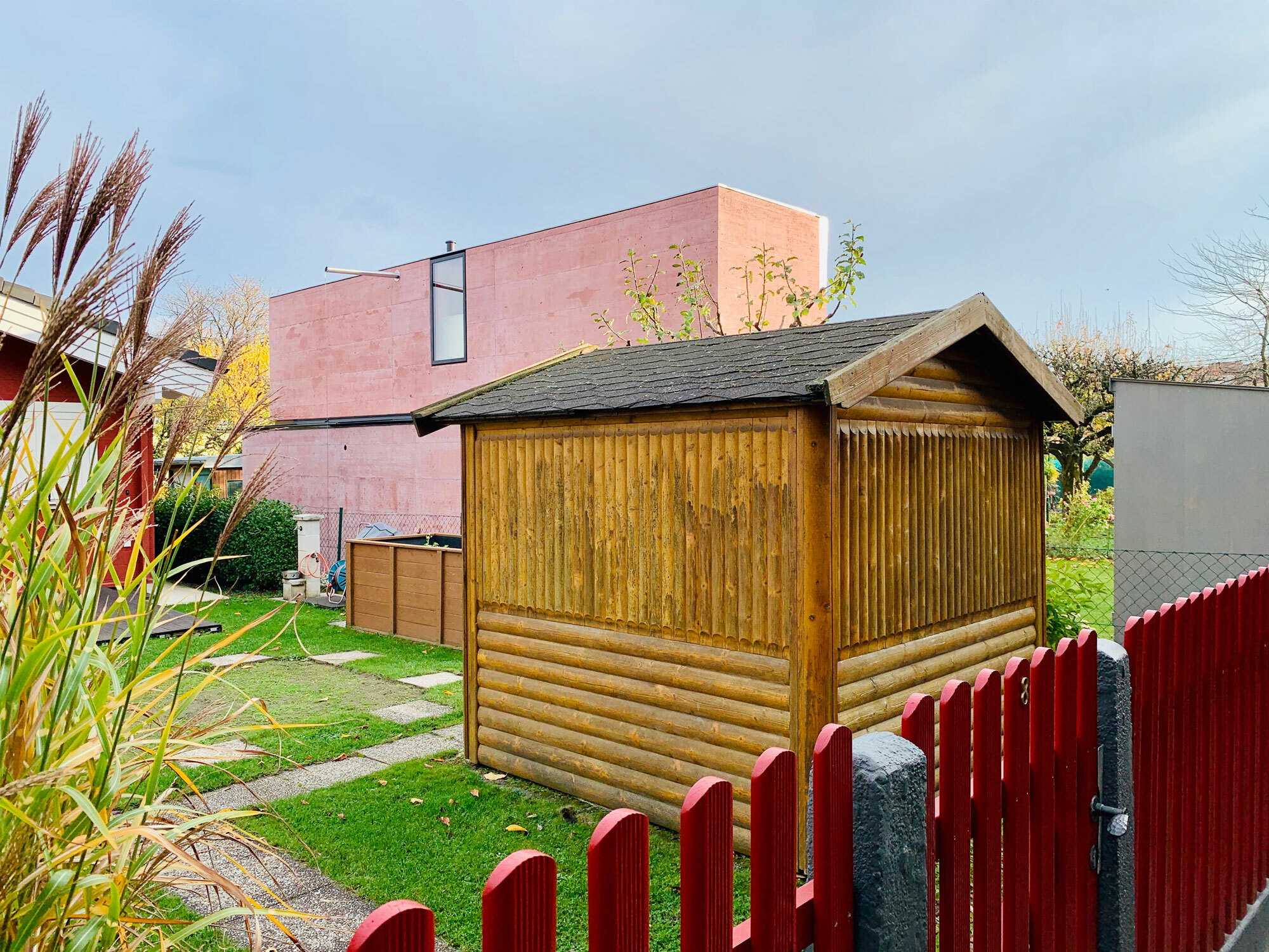 Das Gebäude hebt sich durch seine auffällige Erscheinung klar von den Nachbarbauten im typischen Schrebergarten-Look ab. 