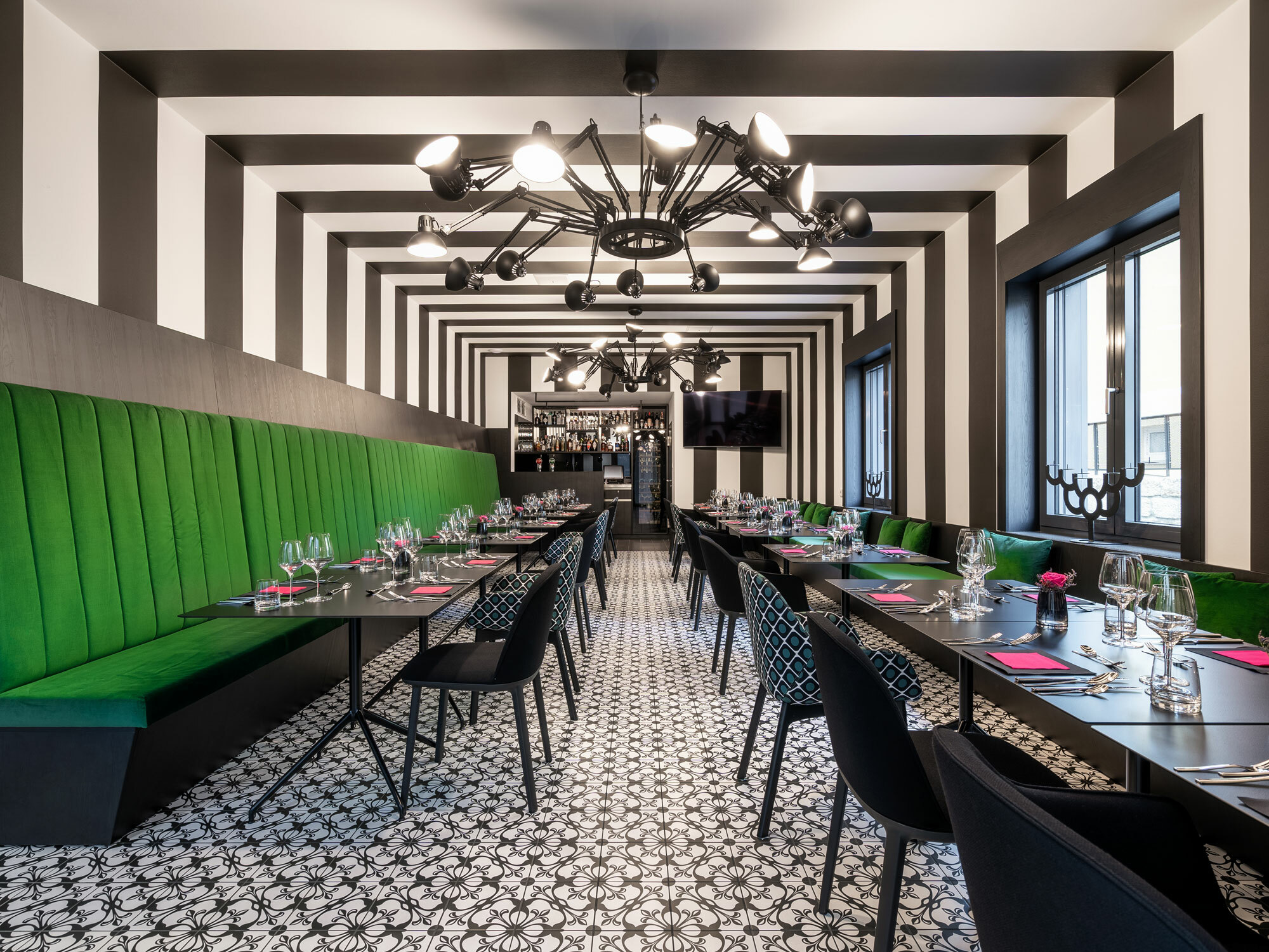 Im Grünen Salon findet sich eine von den Architekten selbst gestaltete Fliese, deren Liliendekor an die Lieblingsblume von Oma Laurich erinnert, die auch Namensgeberin des Hotels war.