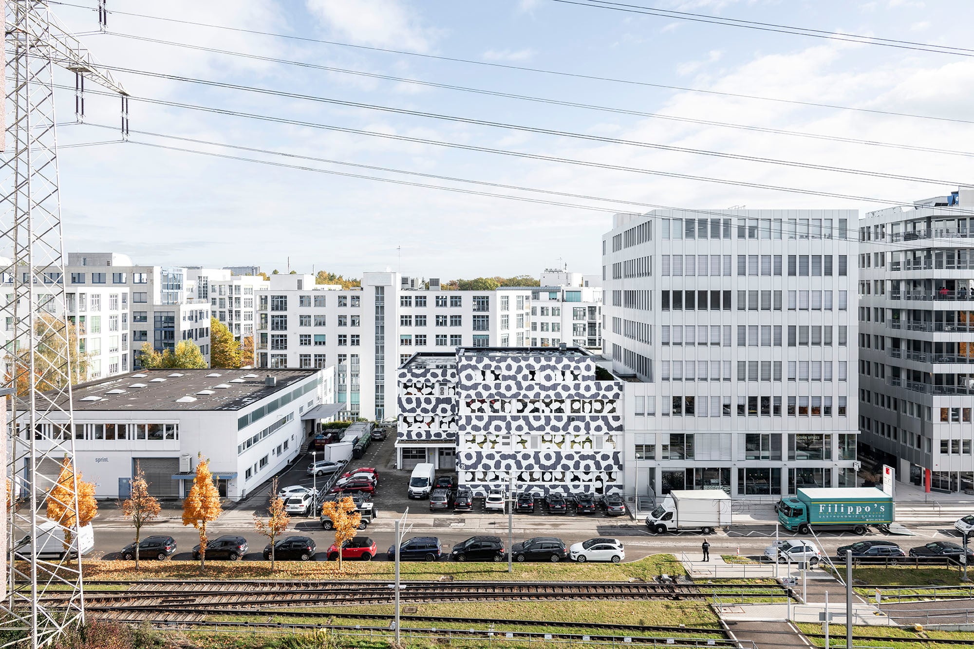 Der nun von einem Startup genutzte Bürobau hebt sich durch die neue Gestaltung von den benachbarten weißen Bürobauten ab. 