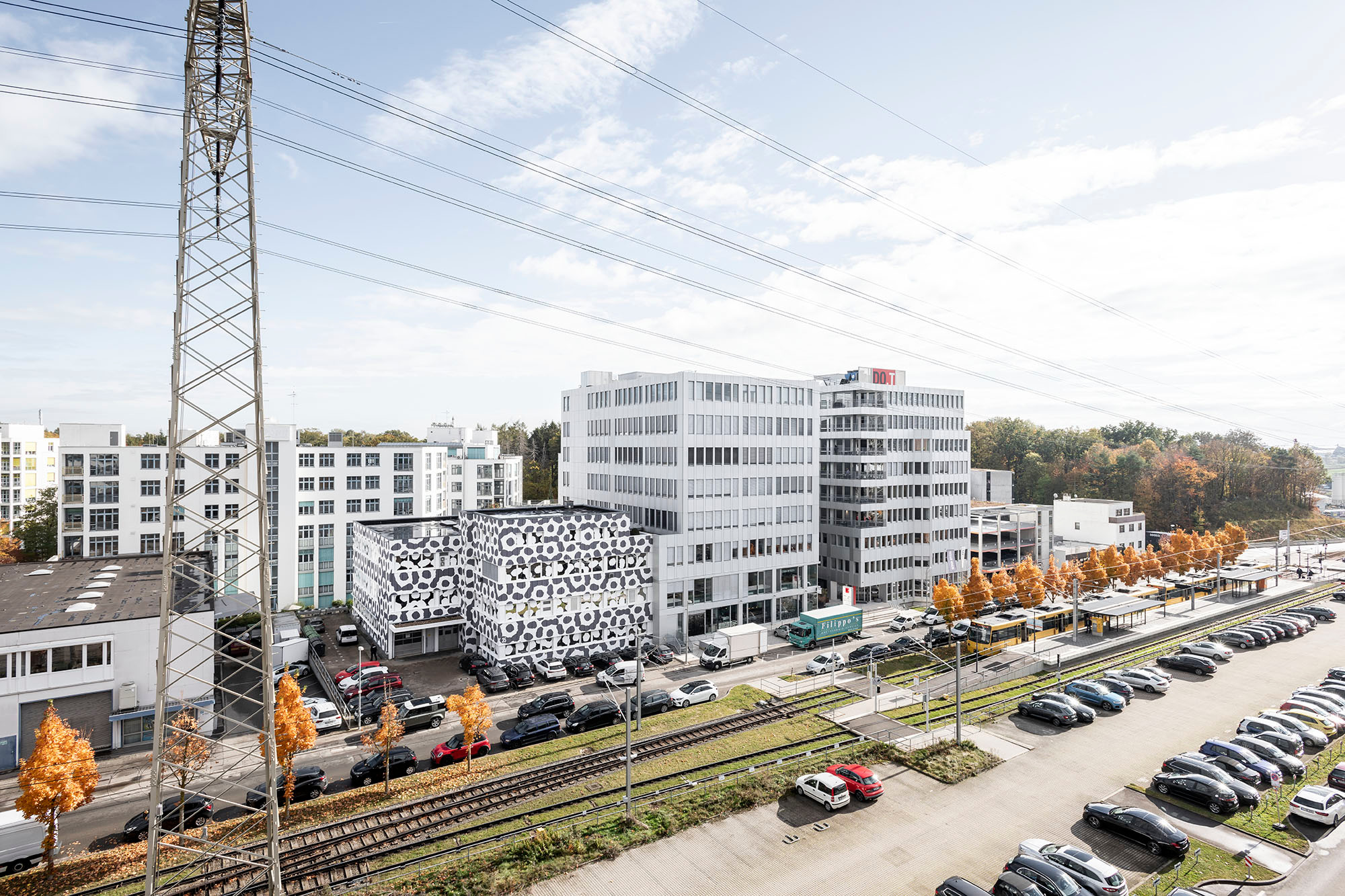 Das Areal wurde ab 1974 als Gewerbegebiet entwickelt, da es verkehrstechnisch äußerst günstig liegt. Aus dieser Zeit stammt der drei- und viergeschossige Bestandsbau.  