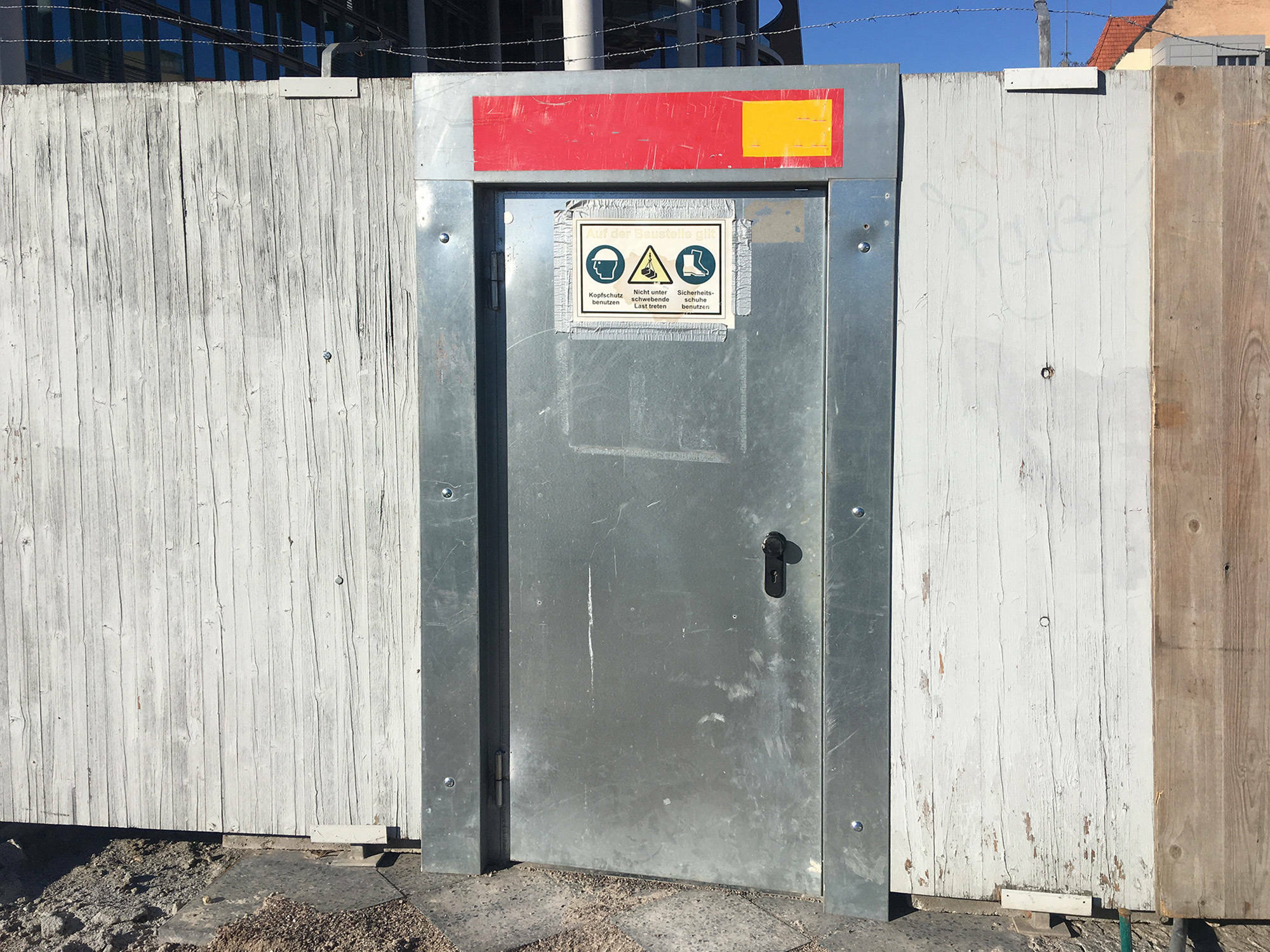 Baustellentüren sind Bestandteil der Baustelleneinrichtung bestehend aus Zaun, Gerüst, Containern, Kran, Generator und Maschinen. 
