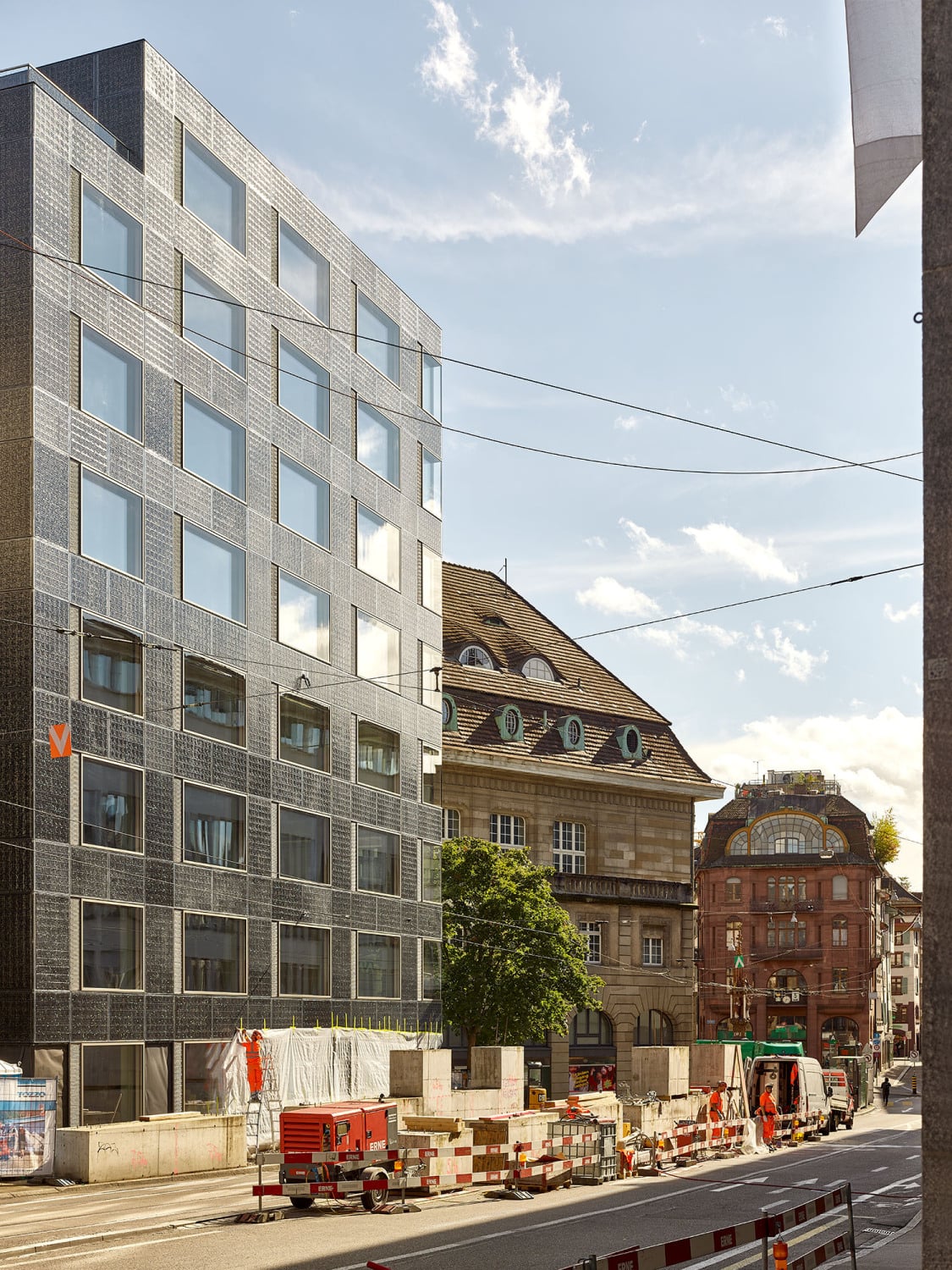 Der achtgeschossige Bau hat eine allseitige Photovoltaikfassade.