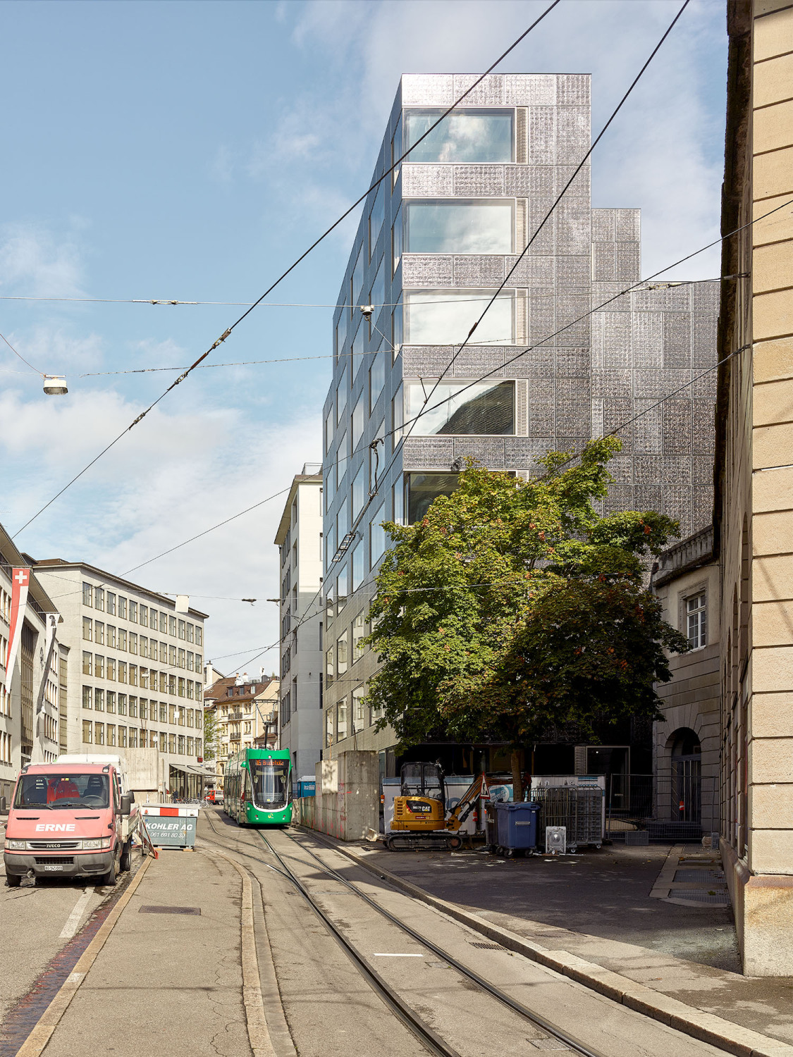 Der Büroturm setzt einen neuen Akzent in der dicht bebauten Innenstadt.