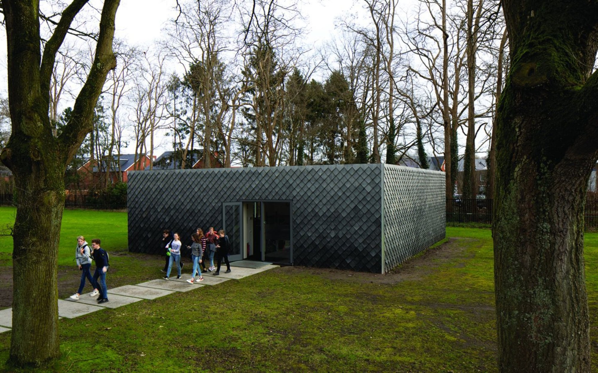 2020 wurde der Musikpavillon einer Schule südlich von Rotterdam mit Pretty Plastic Tiles verkleidet.