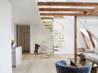 Das Studio David Thulstrup hat die beiden obersten Geschosse eines Kopenhagener Altbaus zu einer hellen Maisonettewohnung umgebaut.