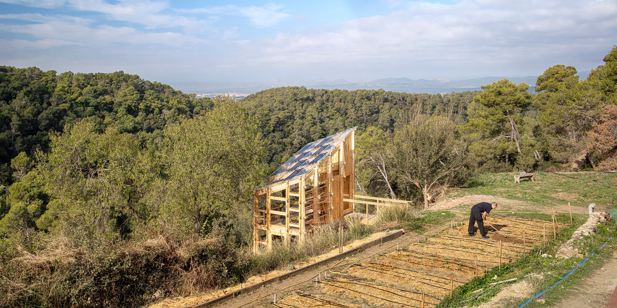 Das Gewächshaus befindet sich auf dem weitläufigen Gelände der Forschungseinrichtung Valldaura.