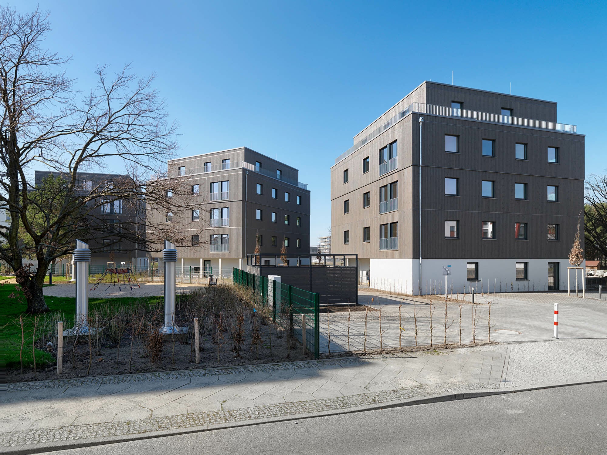 Die Holzhybridbauten wurden mit Ein- bis Vierzimmerwohnungen ausgestattet; fünf davon sind in jedem Haus barrierefrei, 14 der insgesamt 42 Wohnungen förderfähig. 