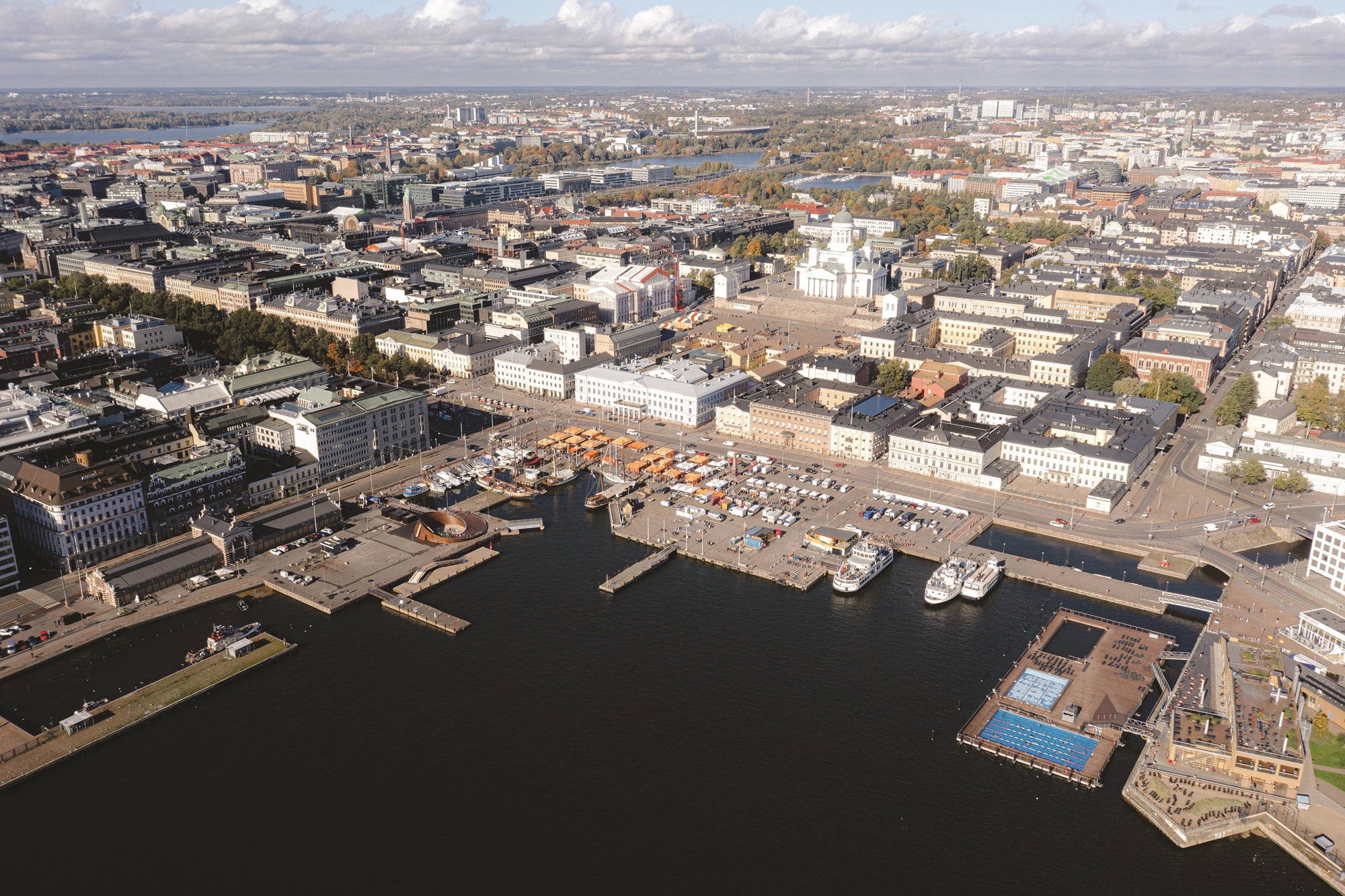 Blick auf den Hafen und den städtischen Kontext