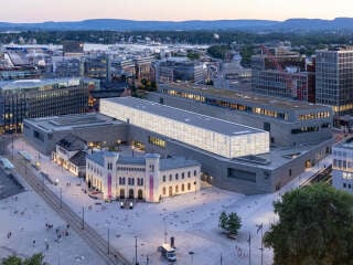 Das Nationalmuseum ist ein neues Wahrzeichen im Zentrum der norwegischen Hauptstadt. Beidseitig der historischen Bauten führen Wege zum Haupteingang.