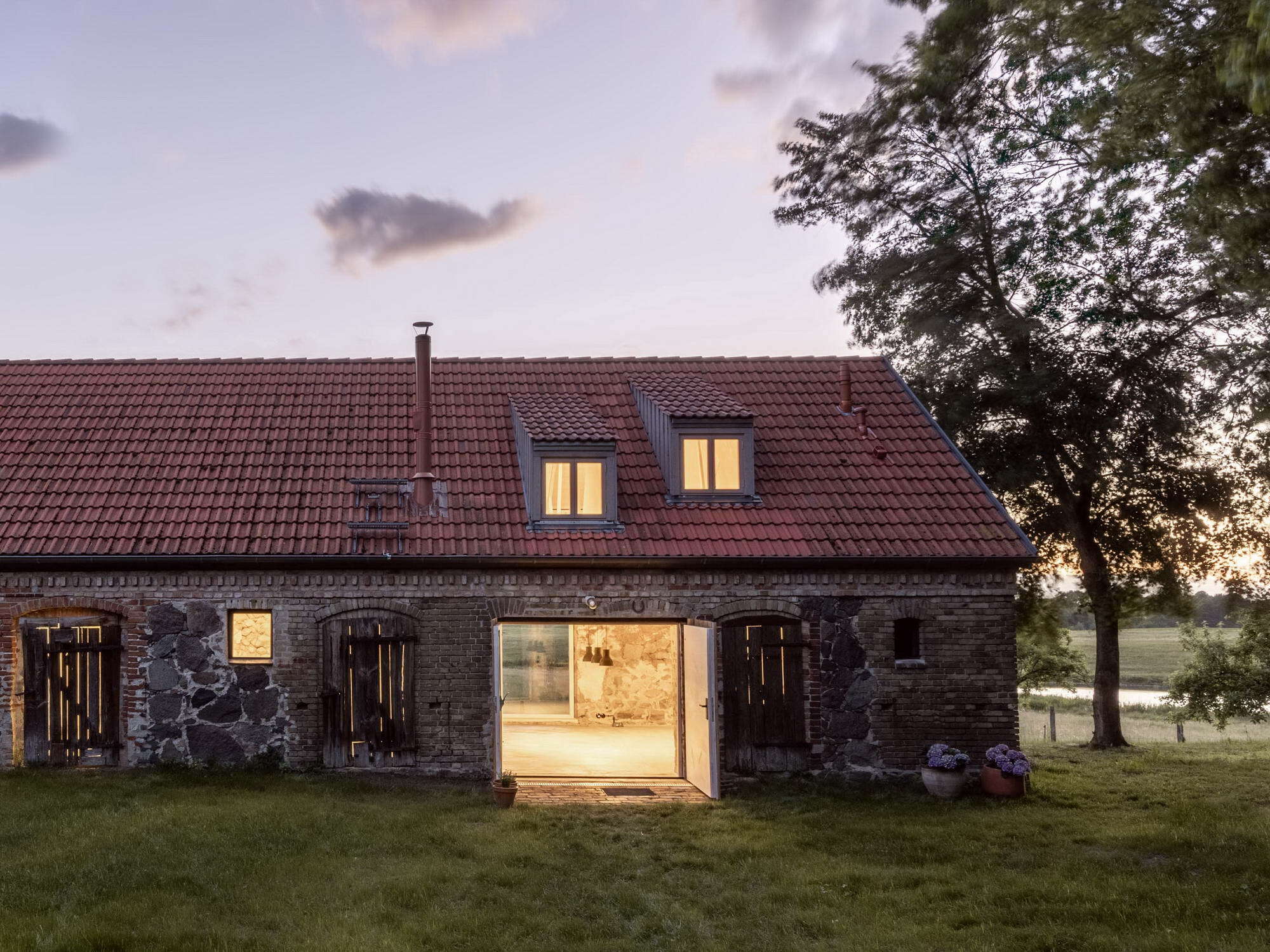 Der Dreiseitenhof mit dem zum Fotostudio umgebauten Stallgebäude liegt inmitten der idyllischen Landschaft der Uckermark, rund einen Kilometer abseits der nächsten Häuser.