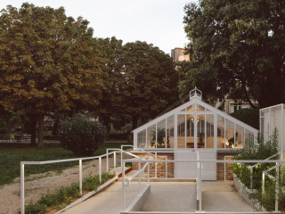Das Architekturbüro Forme hat ein denkmalgeschütztes Gewächshaus in einen Gastraum transformiert.
