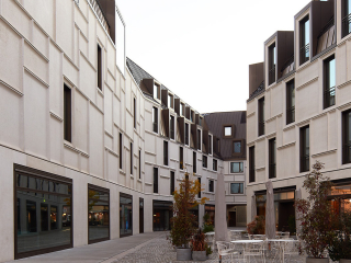 Der Entwurf des neuen Augustinerhofes in der Nürnberger Altstadt stammt von Staab Architekten aus Berlin; der Neubau sollte sich harmonisch in das Ensemble aus denkmalgeschützten Nachbarbauten einfügen und gleichzeitig einen zeitgenössischen Akzent setzen. 