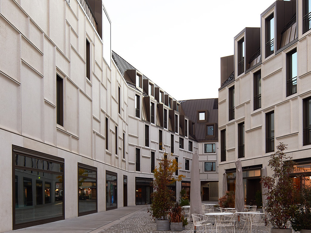 Der Entwurf des neuen Augustinerhofes in der Nürnberger Altstadt stammt von Staab Architekten aus Berlin; der Neubau sollte sich harmonisch in das Ensemble aus denkmalgeschützten Nachbarbauten einfügen und gleichzeitig einen zeitgenössischen Akzent setzen. 