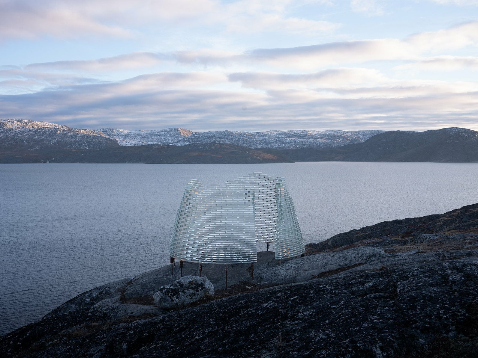 Der Fjeld-Pavillon von Konstantin Ikonomidis steht in Sichtweite zur Siedlung Sarfannguit auf den felsigen Hängen eines Fjords im Westen Grönlands.