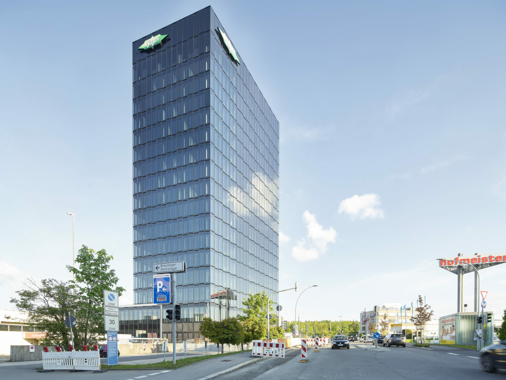 Der Büroturm markiert das Zentrum des weltweit tätigen Unternehmens, welches hier vor rund 80 Jahren gegründet wurde.