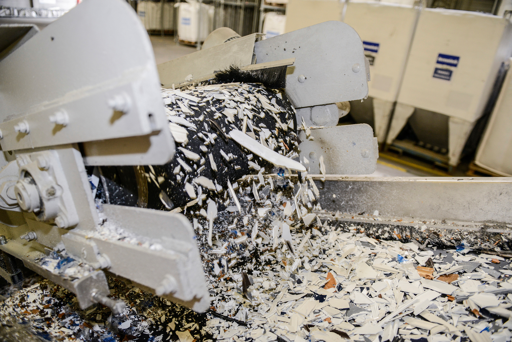 Die belgische Firma Deceuninck hat seit mehreren Jahren Erfahrungen mit dem Recyceln von Hartkunststoff gesammelt. Nach Informationen des Herstellers kann das Recycle-Material bis zu zehnmal ohne Qualitätseinbußen bei Formstabilität, Widerstands- und Wärmedämmwerten wiederverwendet werden.