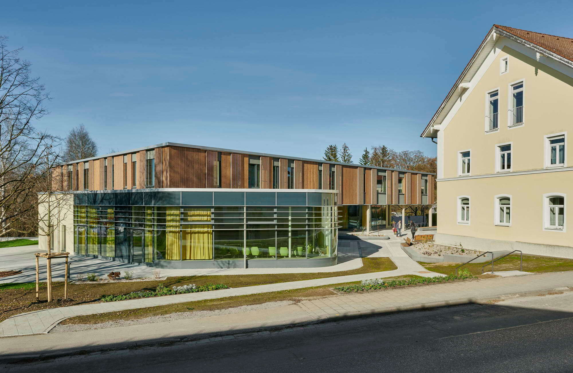 Der Sitzungs- und Veranstaltungssaal schiebt sich merklich über die Gebäudekanten des Obergeschosses hinaus …