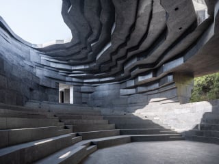 Die sogenannte Chapel of Sound des Pekinger Büros Open Architecture befindet sich nordöstlich von Peking unweit eines nicht restaurierten und touristisch bisher kaum frequentierten Teilstücks der Chinesischen Mauer im Bereich Jinshanliang. 