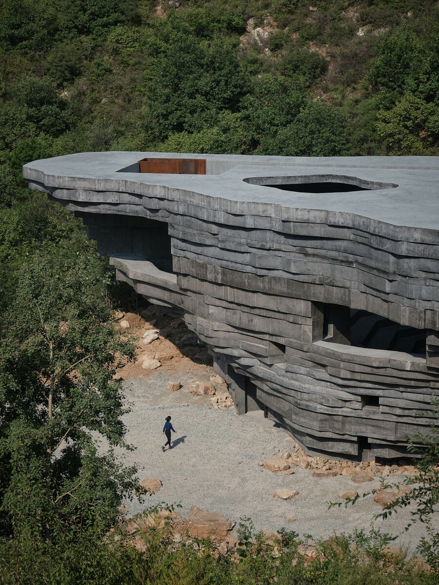 Insbesondere die Macht der Natur im Zusammenspiel mit dem Vergehen der Zeit, die sich in der Schroffheit der Felsformationen und dem Zerfall der mächtigen Chinesischen Mauer zeigen, sollen sich in dem geschichteten Bauwerk wiederspiegeln.