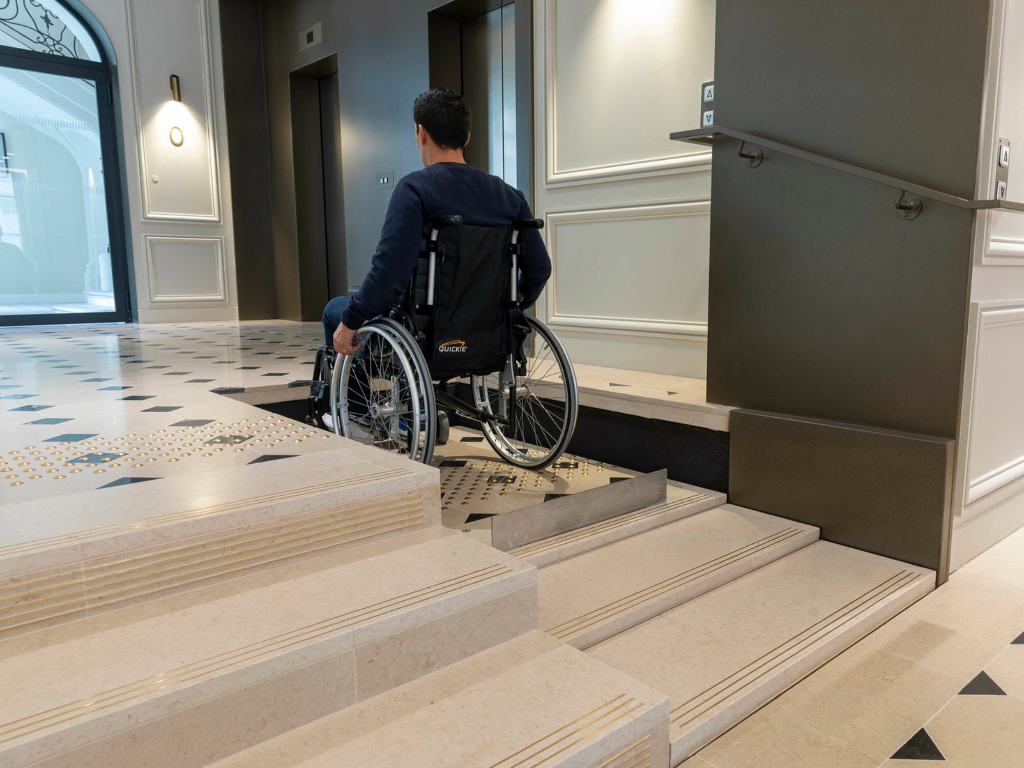 Von außen ist kaum ersichtlich, dass die Stufen dieser Treppe eine Hebeplattform des herstellenden Unternehmens Guldmann verbergen.