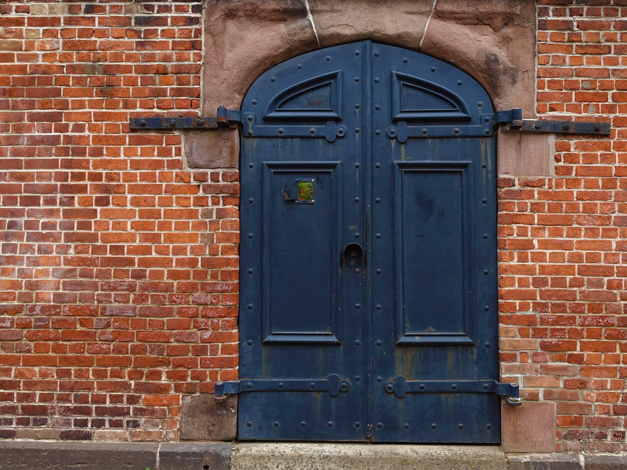 Doppelflügeliges Tor mit einer Fenestella als Sichtluke