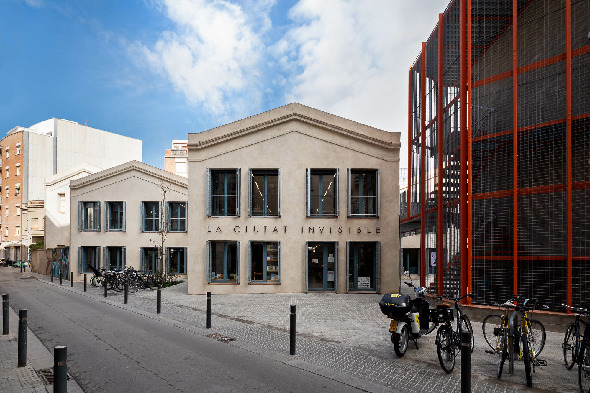 Die Hallen stehen versetzt auf dem unregelmäßigen Grundstück.