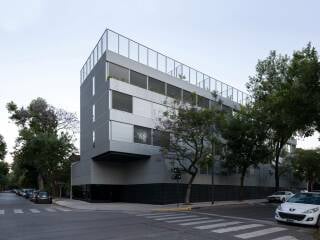 Das Apartmenthaus in Buenos Aires wurde nach Entwürfen des ortsansässigen Büros Adamo-Faiden realisiert.