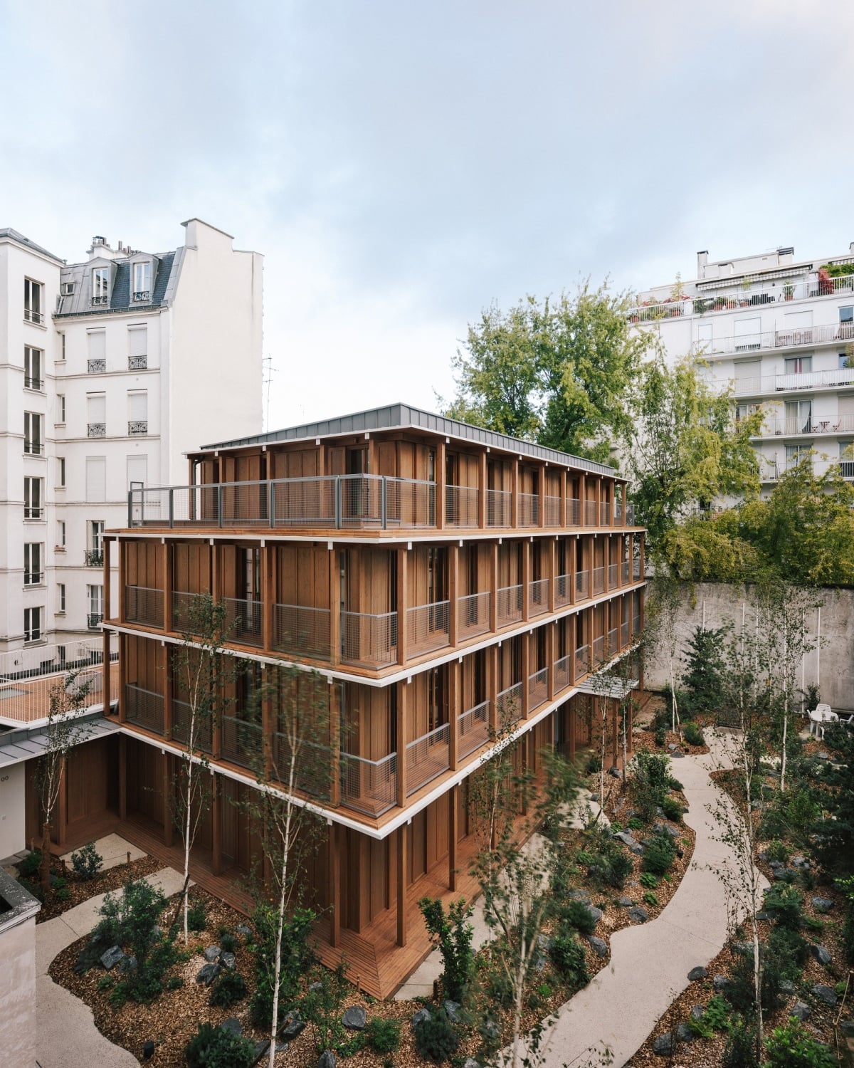 Mars Architectes entwarfen den Holzskelettbau oberhalb einer bestehenden Tiefgarage auf einem relativ schmalen Hofgrundstück.