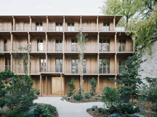 Ostansicht des Wohngebäudes vom ersten begrünten Innenhof aus gesehen