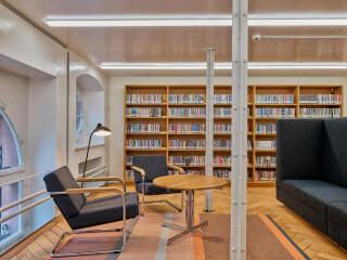 Für die Bibliothek der Universität Basel baute das Planungsteam von Schröer Sell Architekten ein Bestandsgebäude aus dem Jahr 1896 und ein weiteres aus den 1960er-Jahren (im Bild) um.