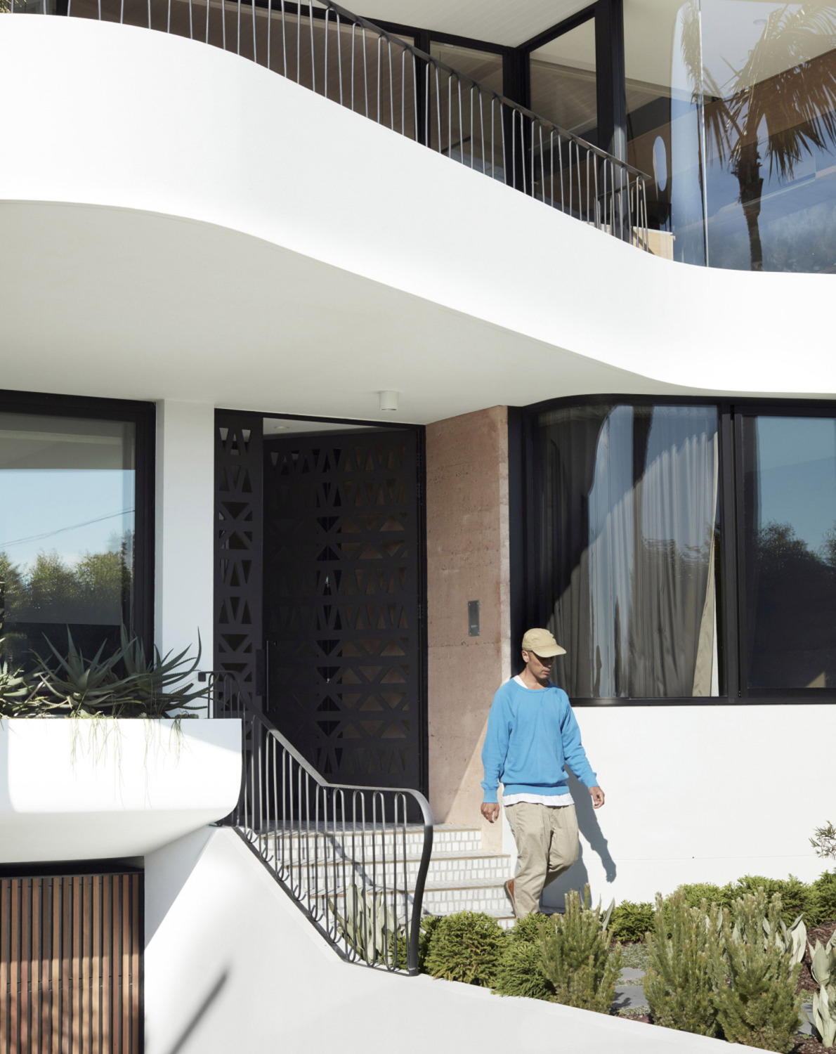 Der Eingang des Hauses nach Plänen des australischen Architekten Luigi Rosselli liegt zurückgesetzt.