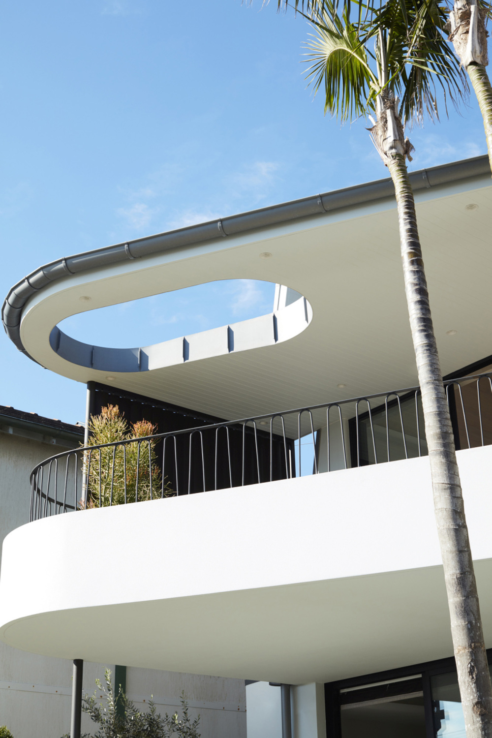 Aussparung der Überdachung des Balkons zur besseren Belichtung