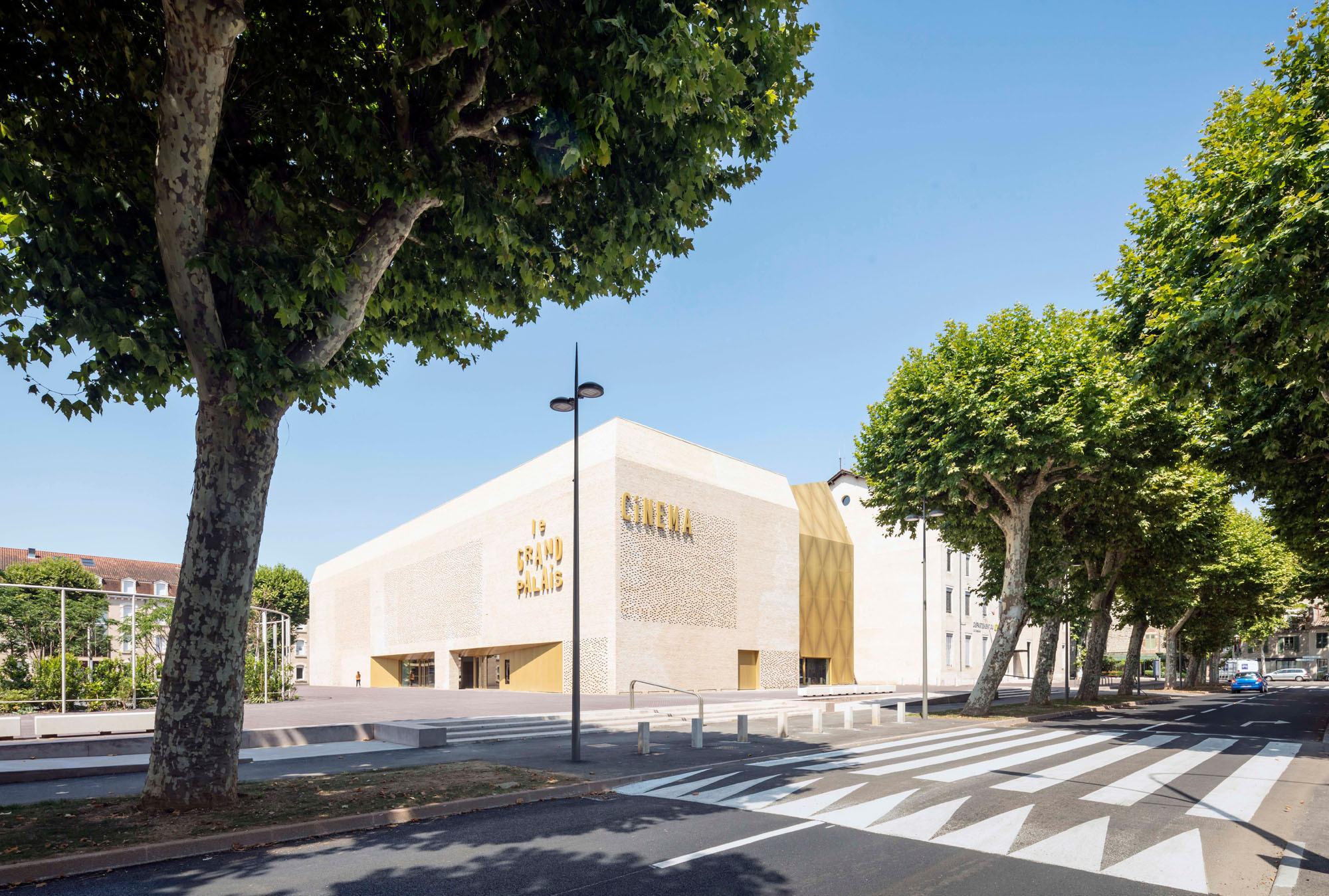 Der Entwurf des Büros Antonio Virga für das Kino Le Grand Palais umfasst neben dem neuen Lichtspielhaus mit sieben Sälen und dem Widerstandsmuseum im obersten Geschoss auch eine Neugestaltung des öffentlichen Raumes.