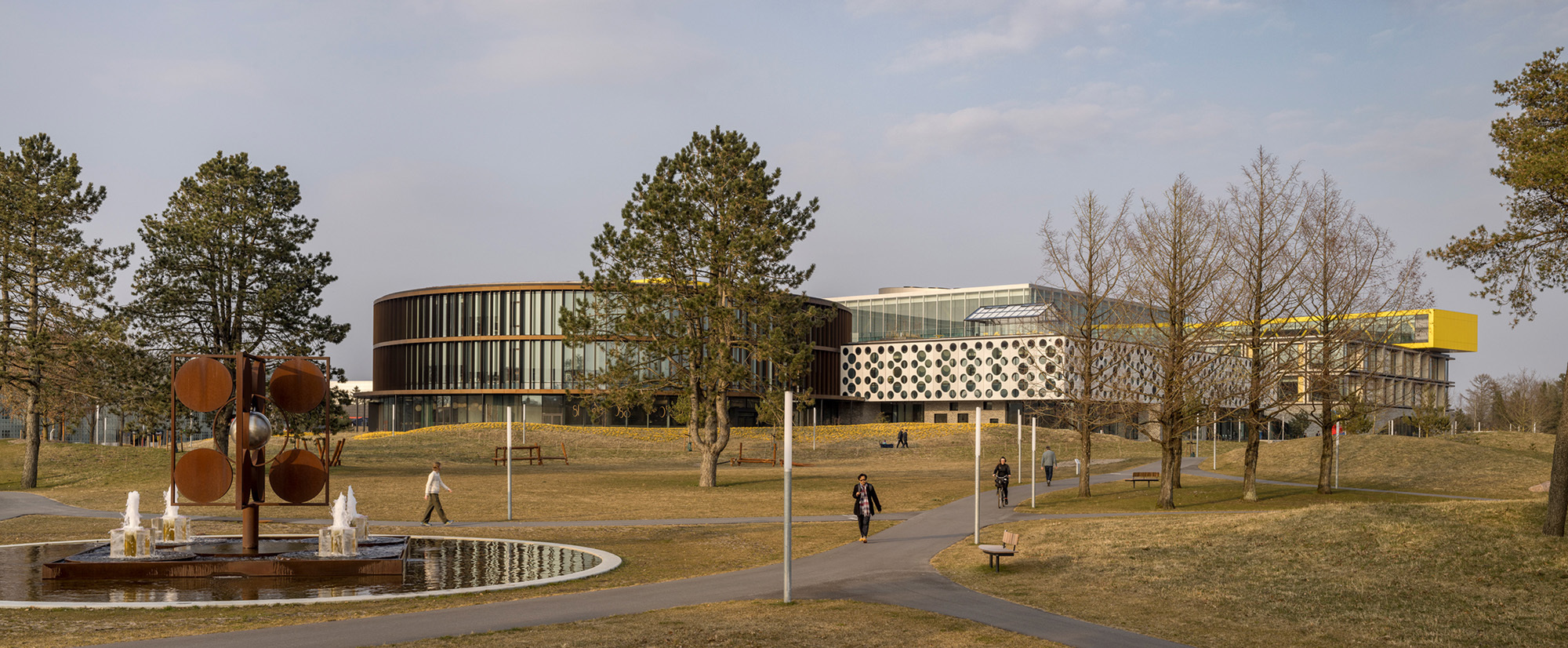 Geplant vom Architeekturbüro C.F. Moeller, hält das neue Headquarter nicht nur lichte Arbeitsplätze bereit, sondern ist zudem in einen öffentlich zugänglichen Garten eingebettet.
