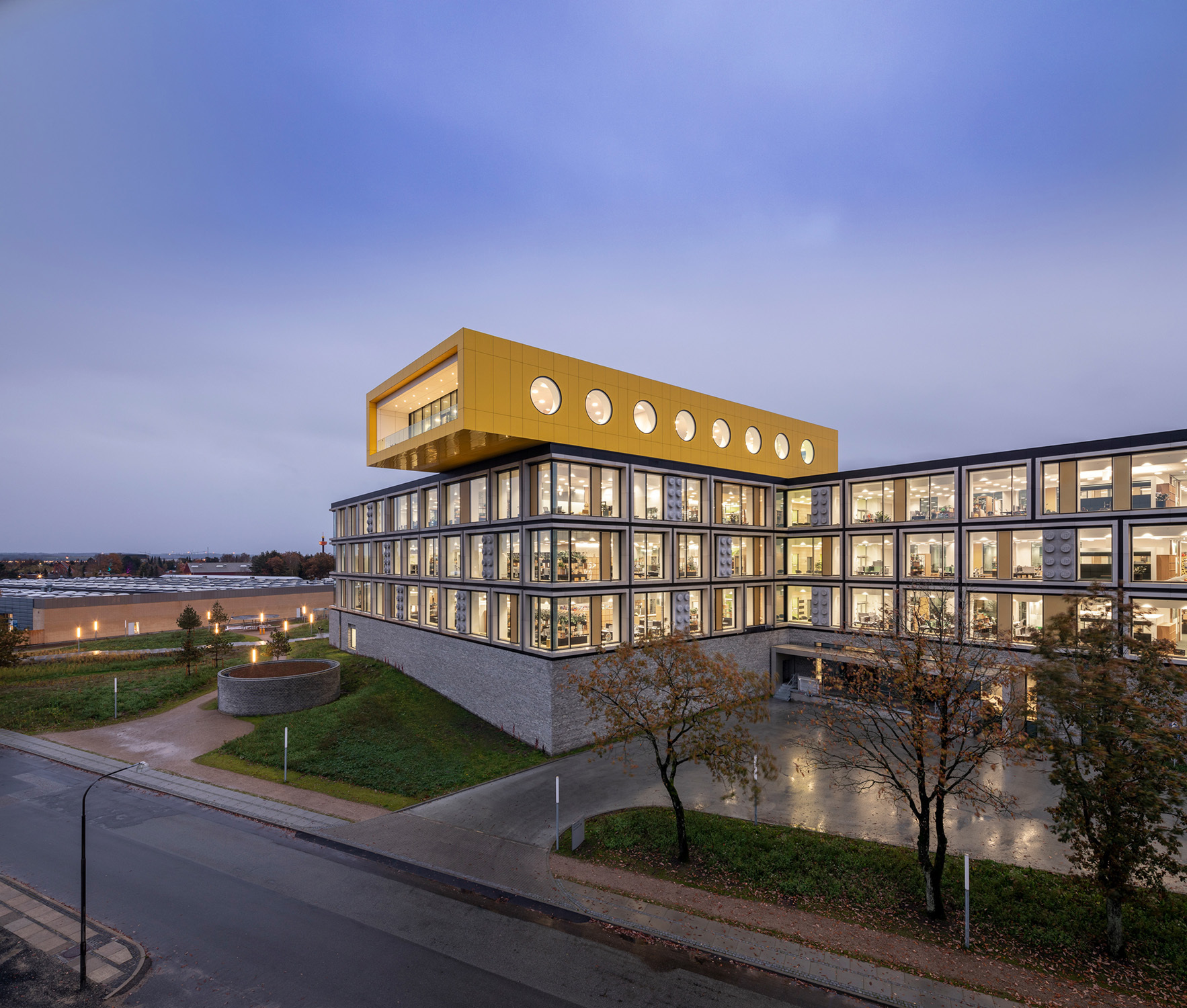 Der Campus ist mit dem LEED-Goldstandard zertifiziert. Etwa 4.000 Solar-Paneele auf einem benachbarten Parkhaus versorgen den Bürokomplex mit Energie. 