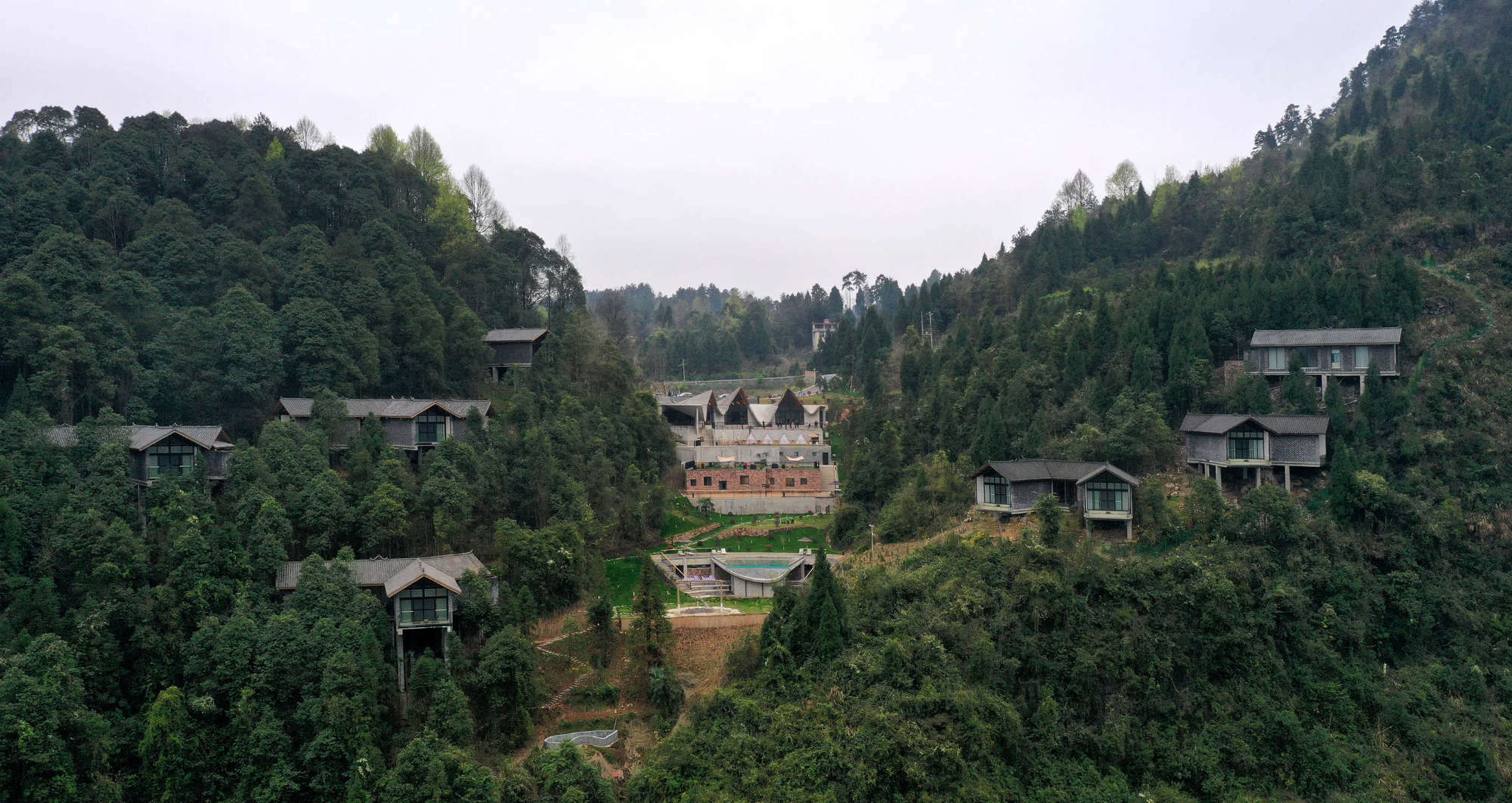 Rezeptionsgebäude, Pool und Thermalbad sowie die sieben an den Hängen verteilten Refugien entstanden nach einem Entwurf von John Lin und Olivier Ottevaere von der Universität Hong Kong (HKU).