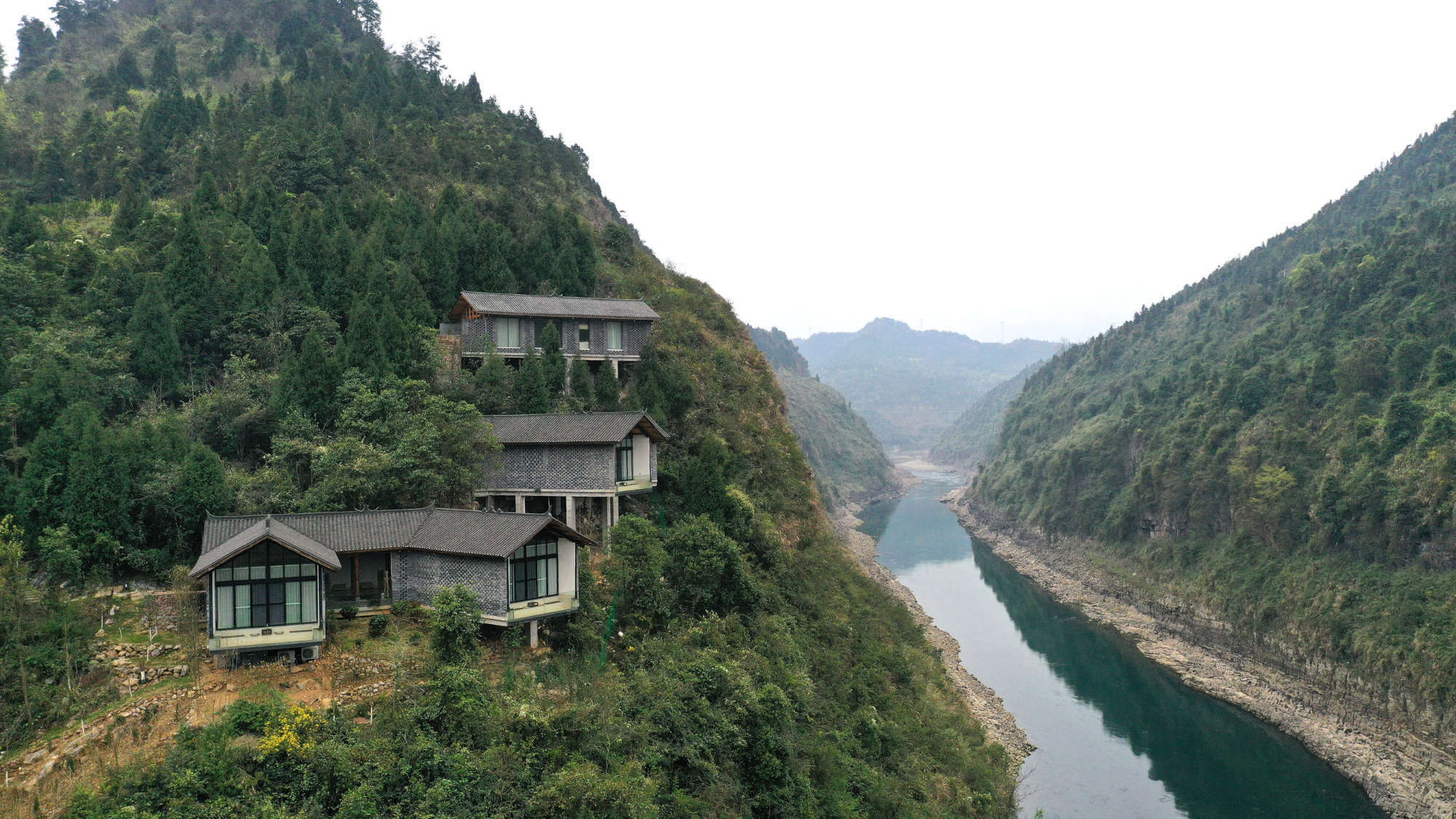 Die aufgestelzten Bungalows sind so gestaltet, dass jede Einheit mit einem ungestörten Blick auf die umgebende Landschaft aufwarten kann.
