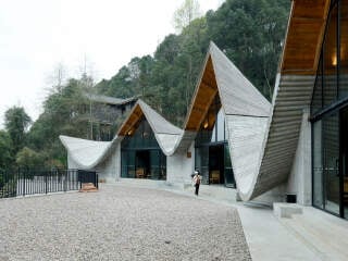 Die Ferienanlage 202 Village Guesthouses besetzt ein lange Zeit kaum zugängliches Tal an einem Fluss in Baojing in der Provinz Hunan.
