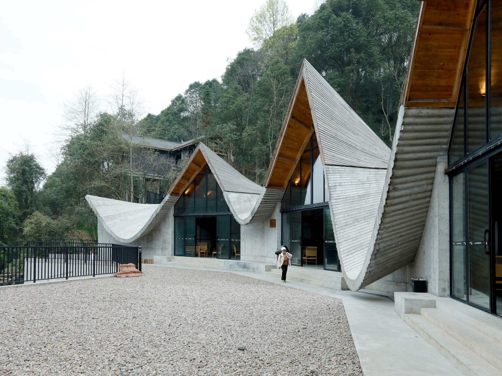 Die Ferienanlage 202 Village Guesthouses besetzt ein lange Zeit kaum zugängliches Tal an einem Fluss in Baojing in der Provinz Hunan.