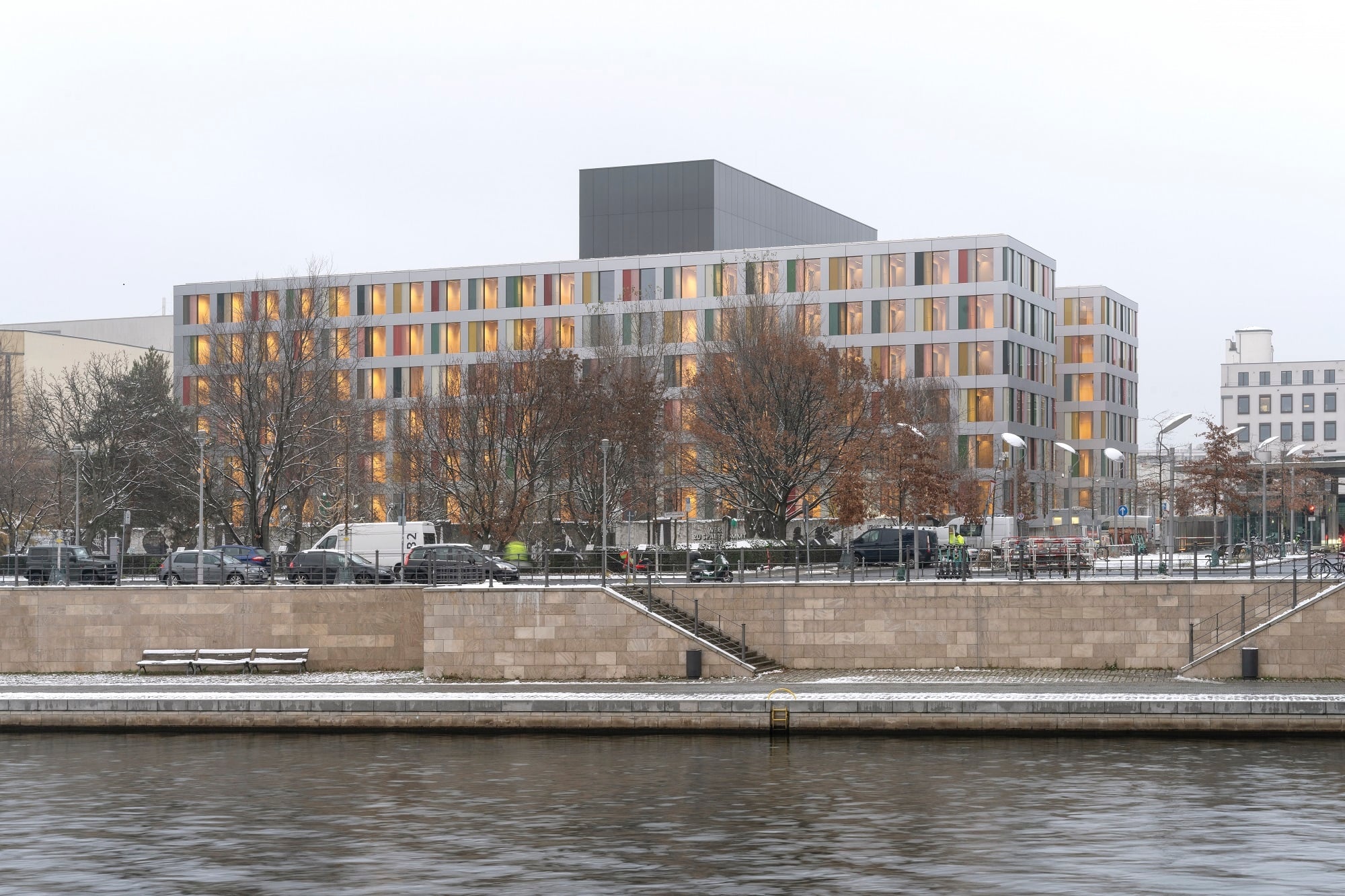 Sauerbruch Hutton planten das Bauwerk mit Büros für die Mitglieder des Deutschen Bundestags.