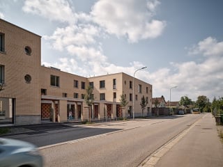 Von der nördlich gelegenen Zurzacherstrasse aus, betritt man die Wohnanlage über einen Hof mit Pergola und Springbrunnen.