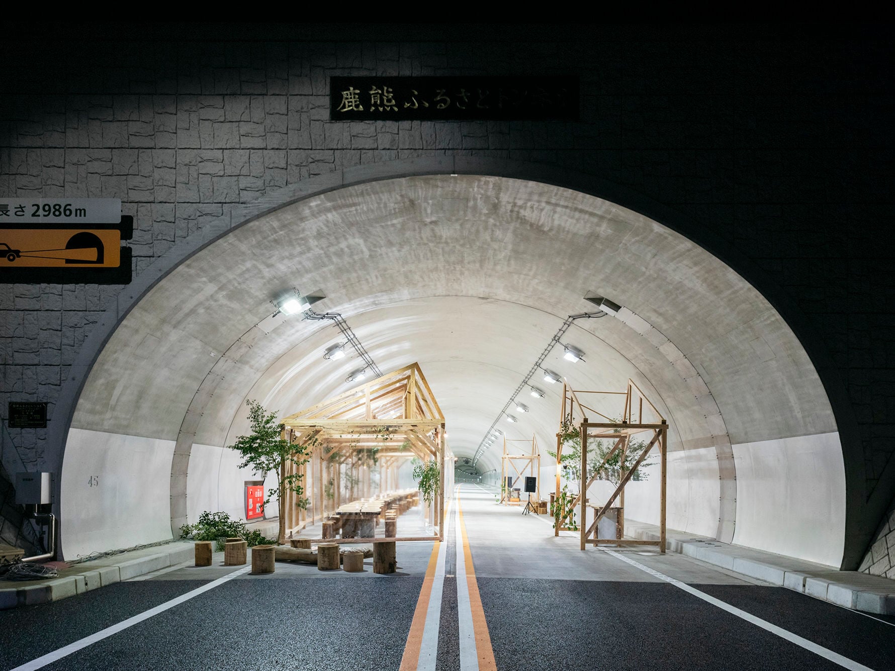 Das Projekt Yabakei Tunnel Hotel verwandelt den Eingang eines noch ungenutzten Verkehrsbauwerks in einen Raum, der für kurze Zeit der Gemeinschaft zum Genießen und Erholen dient.