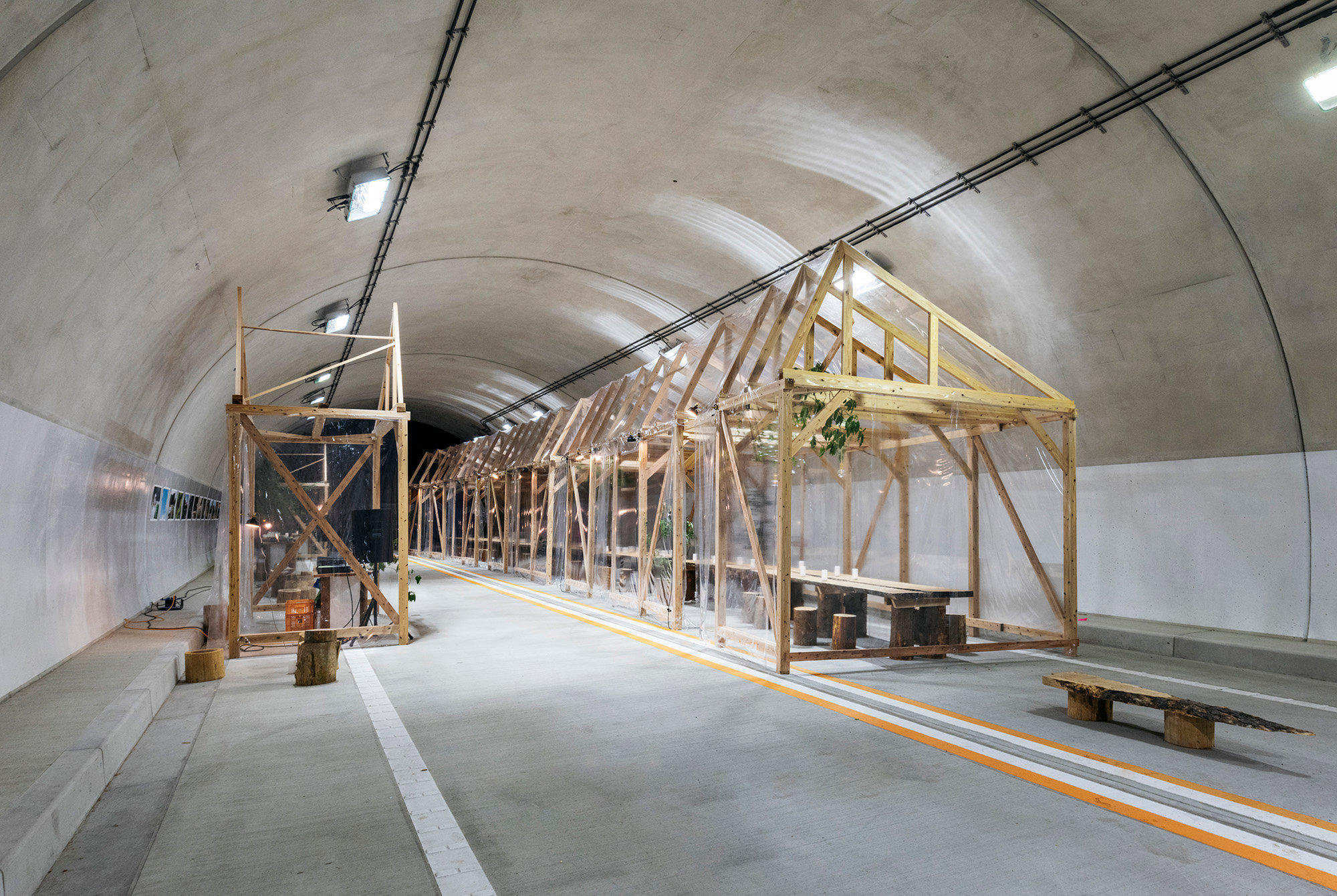 Den temporären Gastraum schuf das Architekturbüro Fumihiko Sano Studio mit Holzgerüsten aus lokal gewonnenem japanischen Zedernholz.