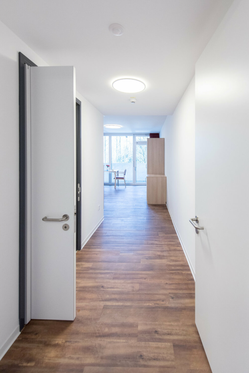 Auch die Bäder der Wohnungen und Zimmer werden modernisiert, wobei besonders darauf geachtet wird, dass sie von Rollator- und Rollstuhlnutzern und -nutzerinnen selbstständig und komfortabel genutzt werden können. Zum Einsatz kommen faltbare Raumspartüren von Küffner.