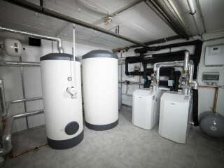Das Wohnhaus ist 1983 erbaut worden und war bisher mit einer Ölheizung für die Wärmeerzeugung und Warmwasserbereitung ausgestattet.