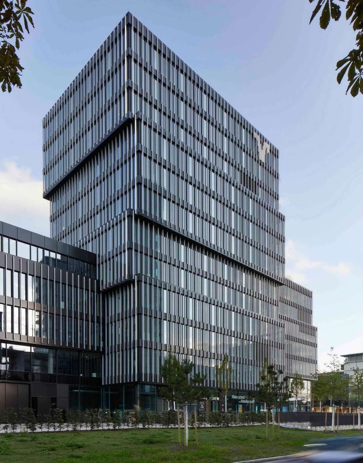 Die aus eloxierten Aluminiumprofilen bestehenden Lamellen der Fassaden sind unsichtbar befestigt, sodass sie zu schweben scheinen.