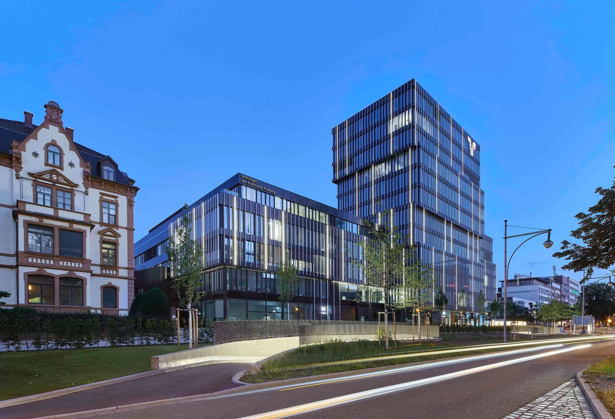 Um das große Bauvolumen mit einer Bruttogeschossfläche von rund 43.000 Quadratmetern für diesen Ort zu konfektionieren, haben die Architekturschaffende es in mehrere Quader aufgeteilt. 