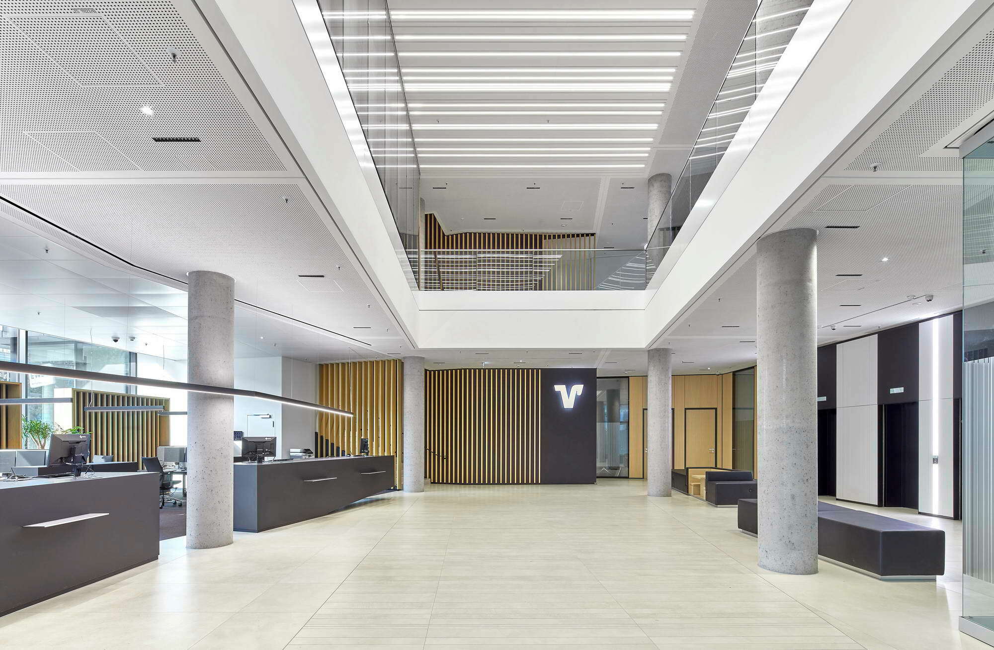 Das Büro Hadi Teherani Architects hat teilweise auch die Innenraumgestaltung übernommen und so eine durchgängige Gestaltungssprache erzeugt (im Bild: das Kundencenter der Volksbank).